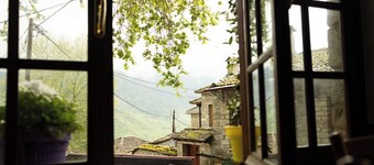 Guest House 'Armoloi Room 6' with Mountain View, Shared Terrace and Wi-Fi