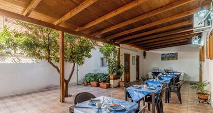 Habitación 'La Saracina - Camera 6' con terraza compartida, Wi-Fi y aire acondicionado.