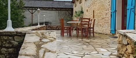 تناول الطعام بالخارج