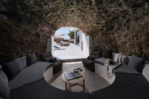 Holiday Villa 'Karat Stone' with Sea Views, Wi-Fi and Air Conditioning