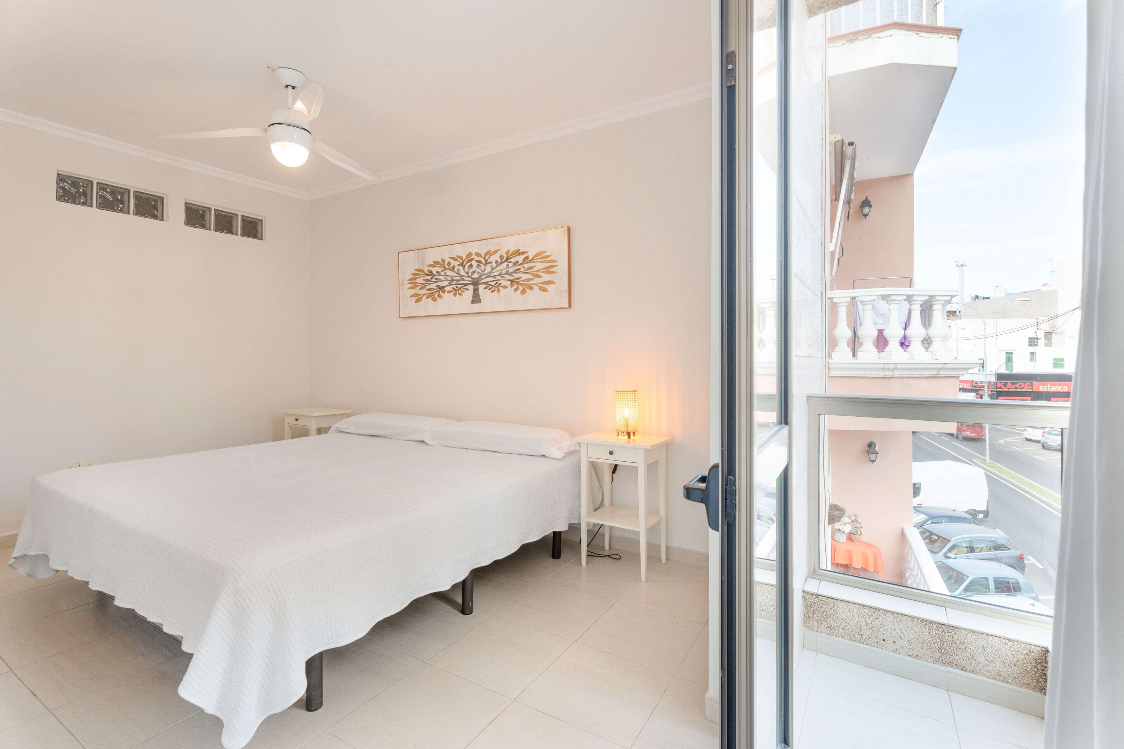 3 slaapkamers, een strijkplank/strijkijzer, gratis wifi, beddengoed