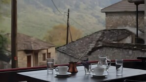 Una taula amb vista a un paisatge montanyós.