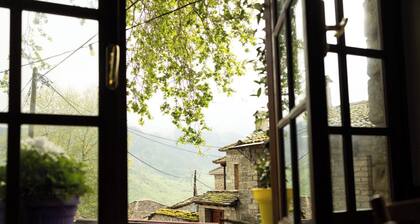 Guest House 'Armoloi Room 7' with Mountain View, Shared Terrace and Wi-Fi