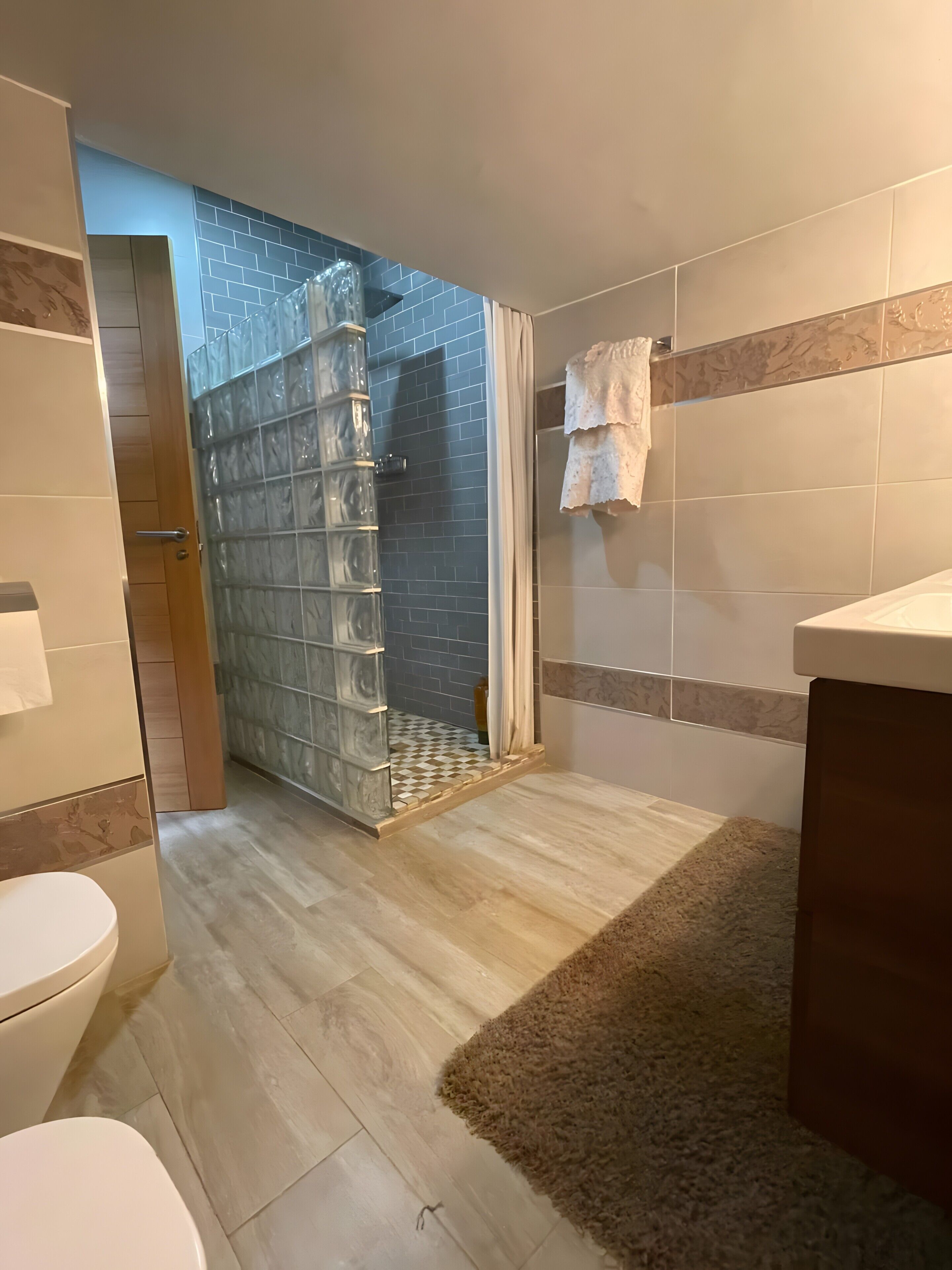 Dusche, Haartrockner, Handtücher