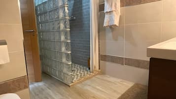 Dusche, Haartrockner, HandtĂŒcher