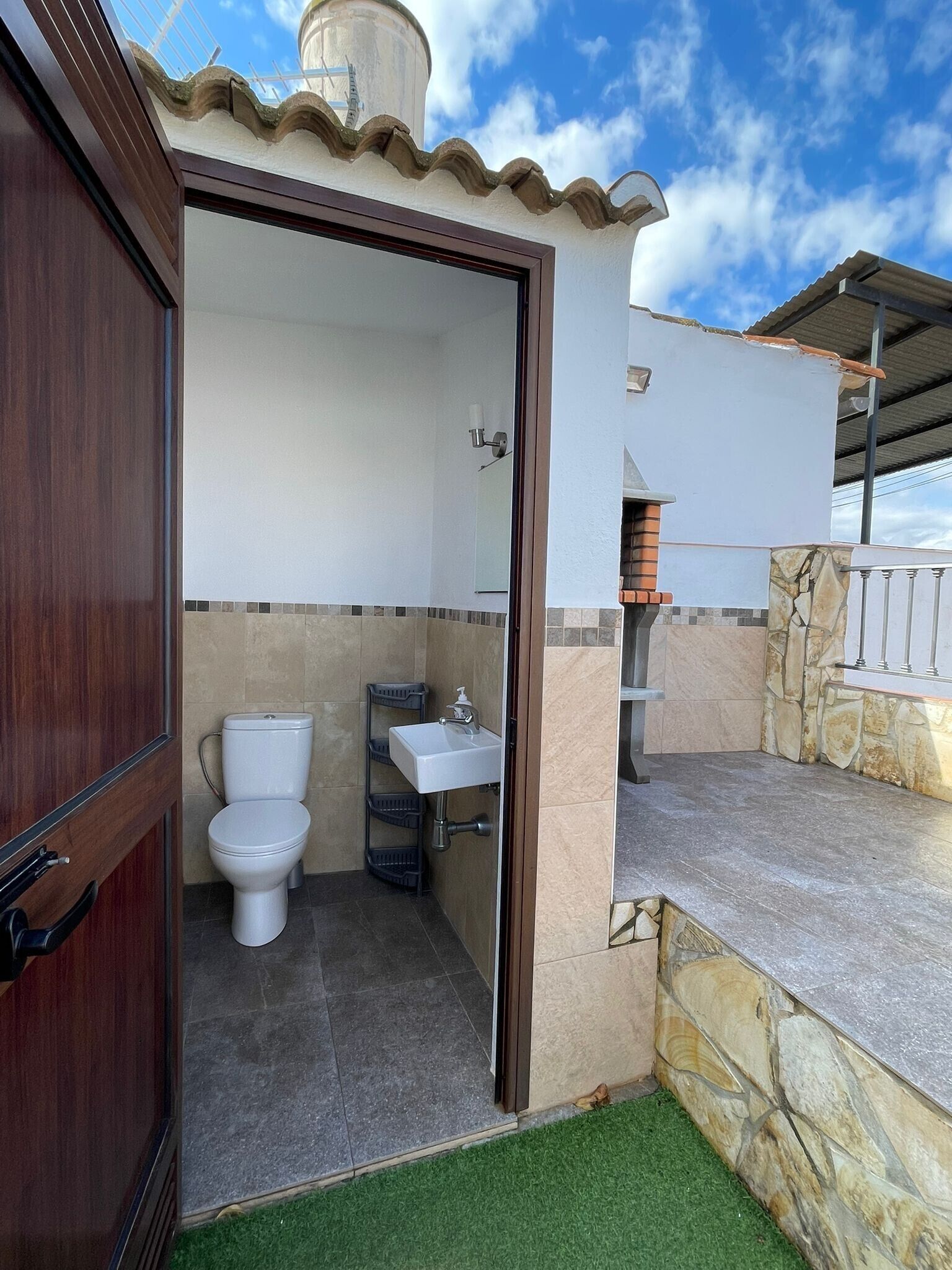 Un bagno con toilette, lavandino e zona doccia.