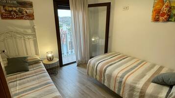 4 slaapkamers, een strijkplank/strijkijzer, gratis wifi, beddengoed