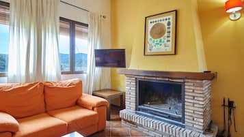 Een televisie en een open haard