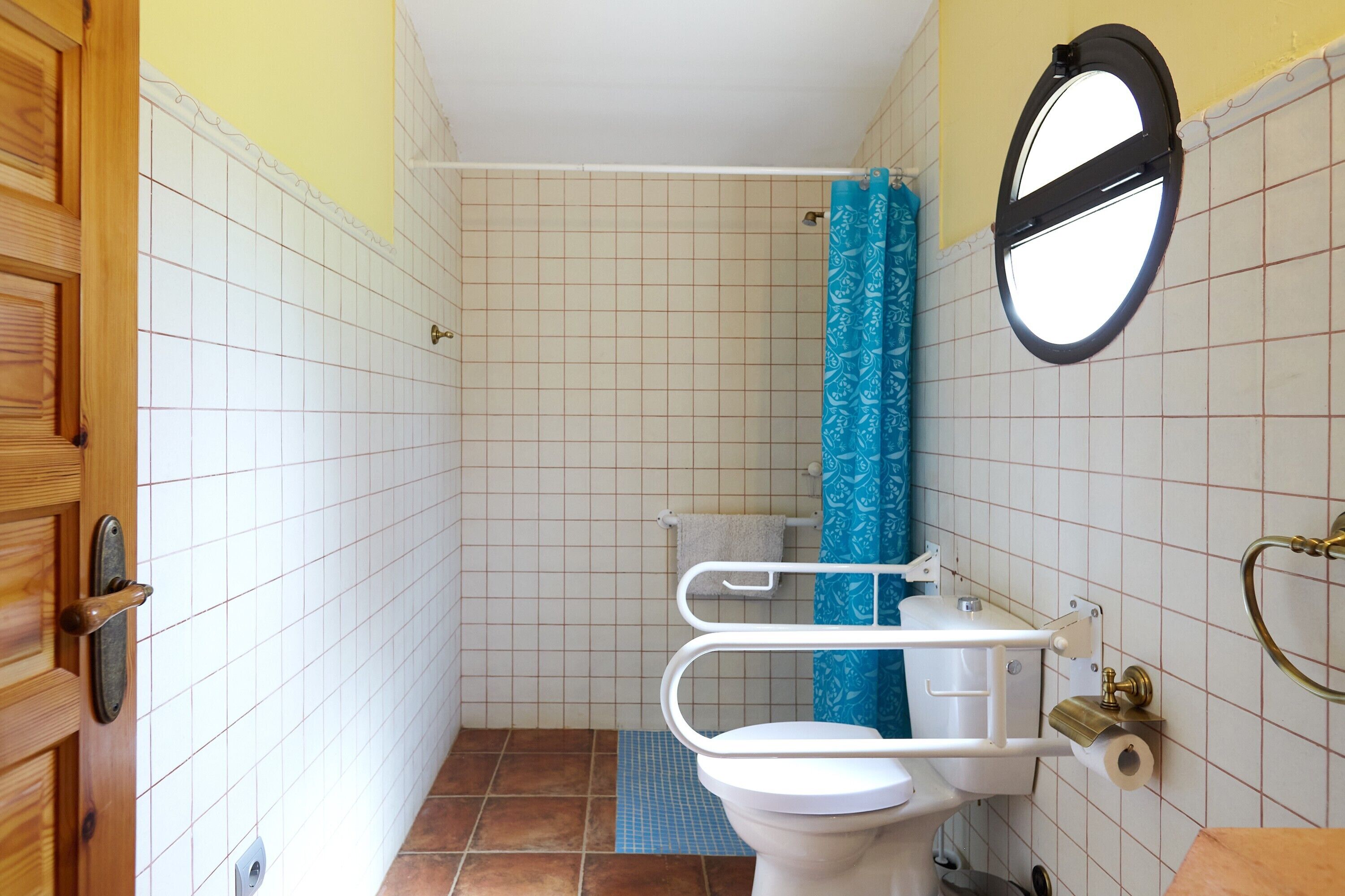 Un baño con inodoro, ducha y puerta.