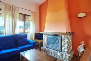 Una televisión, una chimenea