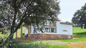 A small, single-story building with a stone foundation and white walls, surrounded by greenery. - Country House 'Casa El Águila' with Mountain View, Shared Pool and Air Conditioning (ALDEAQUEMADA)