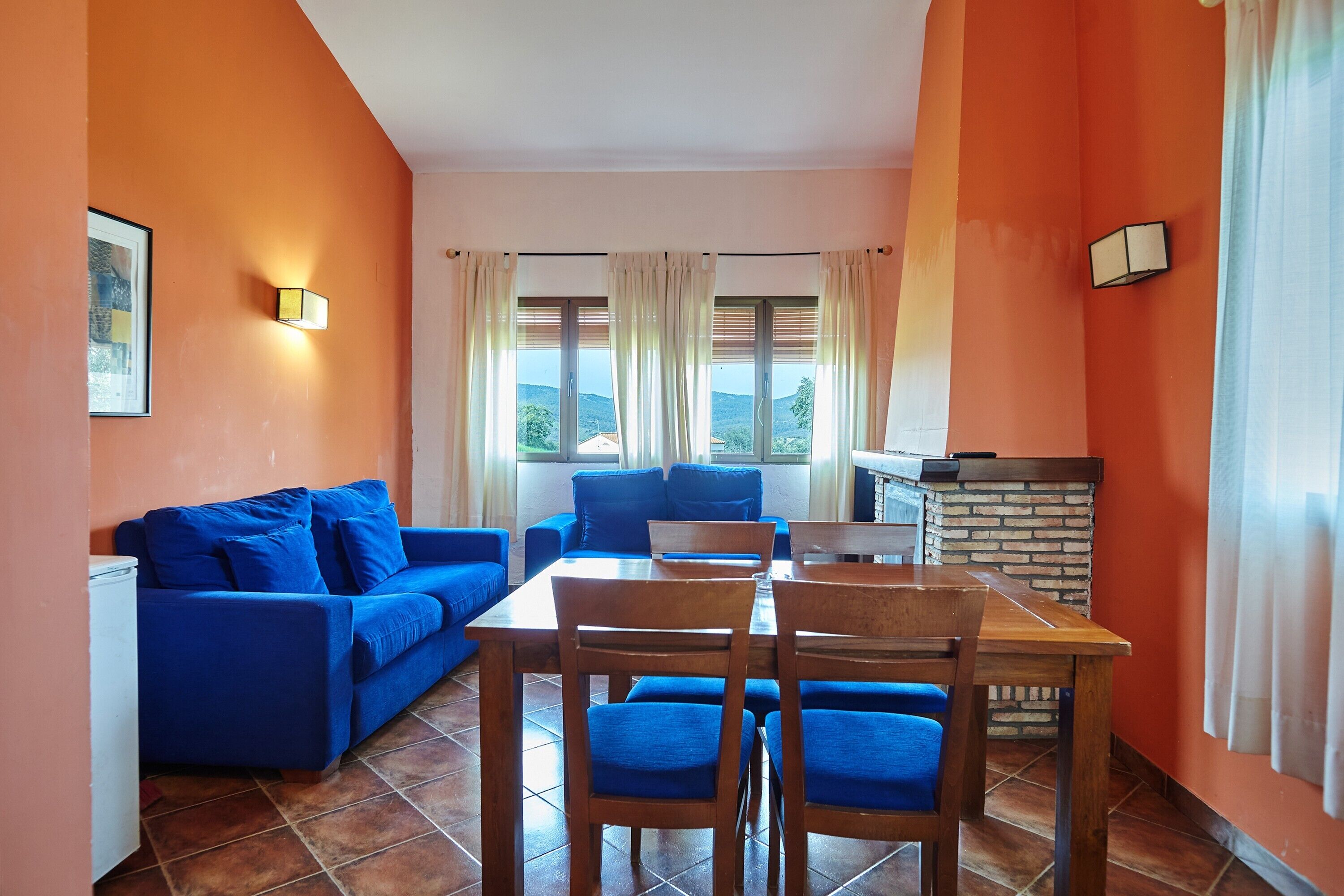 Een televisie en een open haard