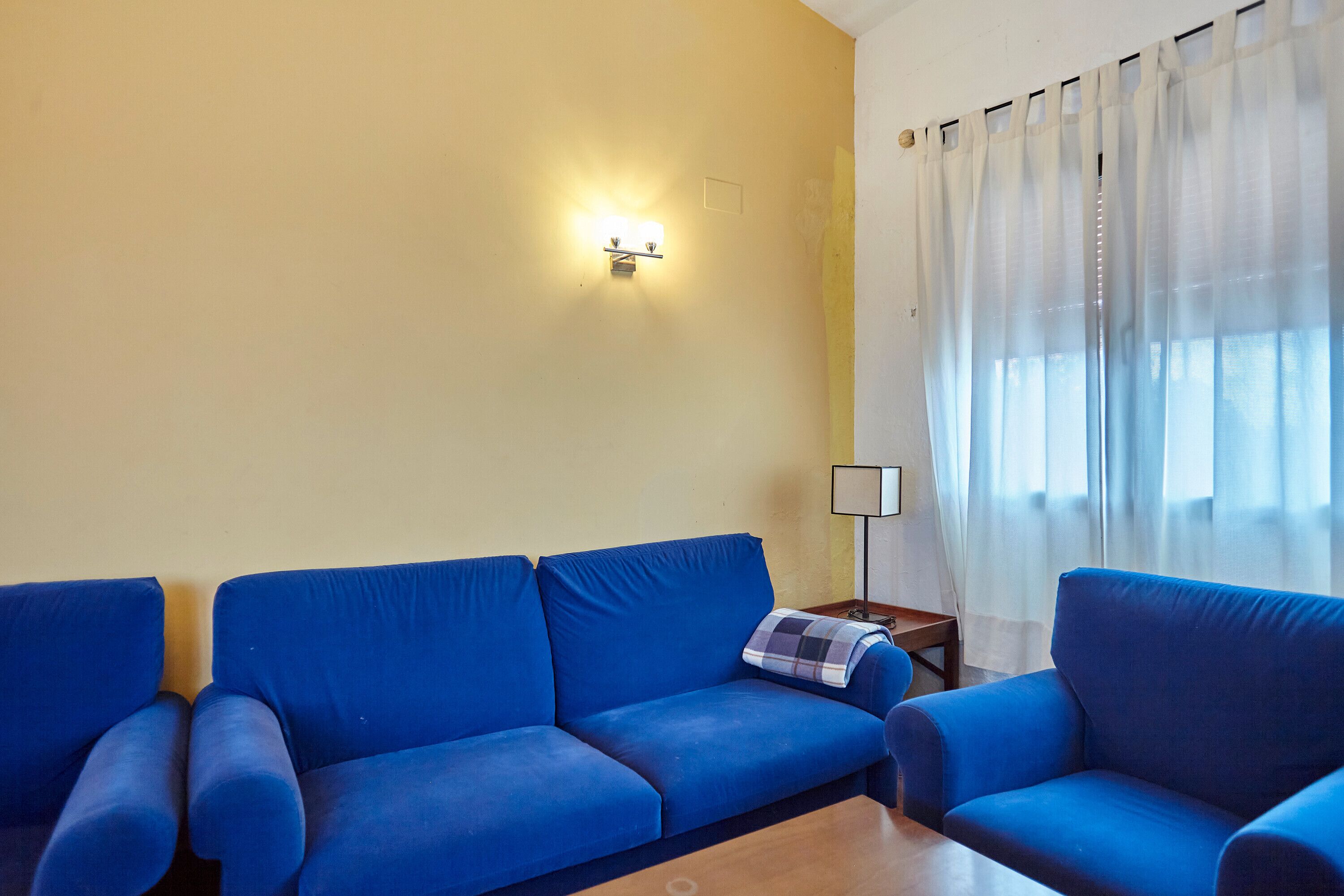 Een televisie en een open haard