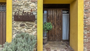 Un edificio de piedra con un marco de puerta amarillo y un letrero que dice 'el tor'.