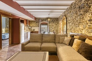 Televisión, chimenea, reproductor de DVD y estéreo 