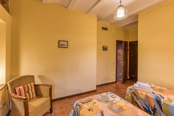 4 bedrooms, iron/ironing board, free WiFi, bed sheets