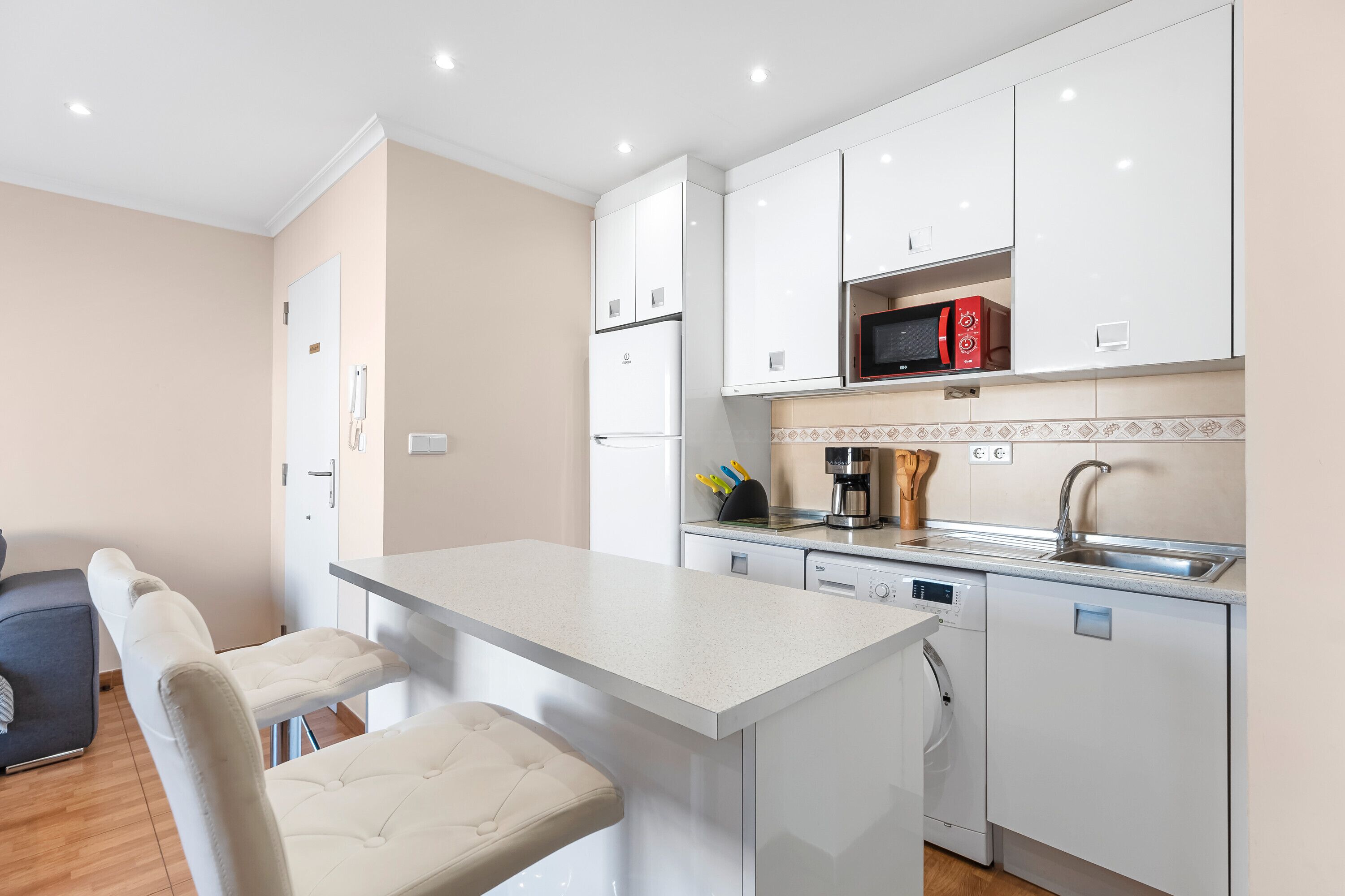 Fridge, microwave, oven, coffee/tea maker