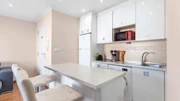 Fridge, microwave, oven, coffee/tea maker