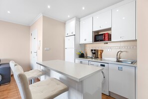 Kjøleskap, mikrobølgeovn, ovn og kaffetrakter/tekoker