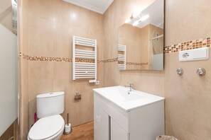 Regadera, secadora de cabello, toallas 