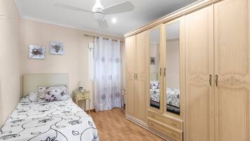 2 slaapkamers, een strijkplank/strijkijzer, gratis wifi, beddengoed