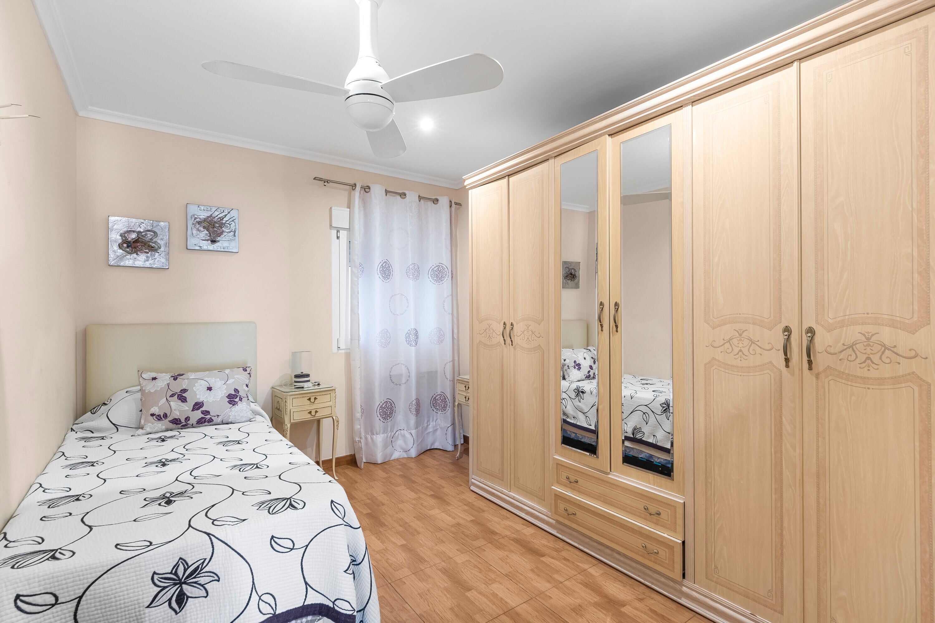 2 slaapkamers, een strijkplank/strijkijzer, gratis wifi, beddengoed