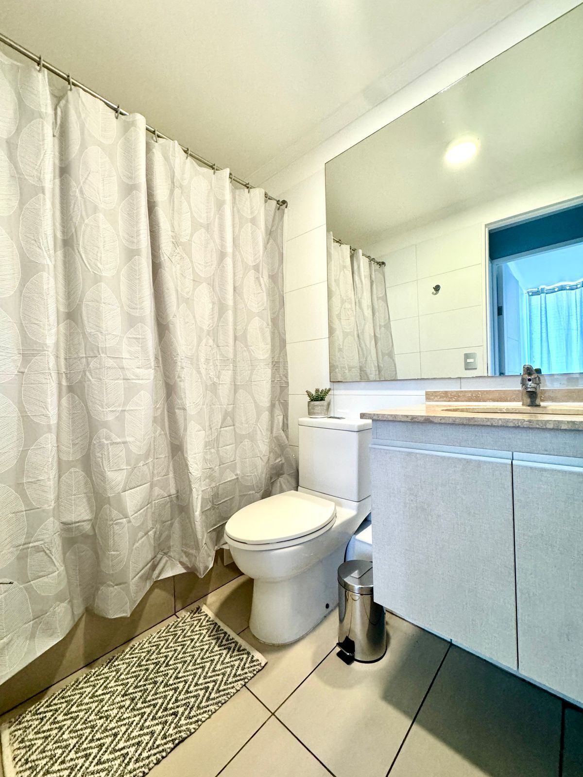 Toallas, jabón, shampoo, papel de baño 