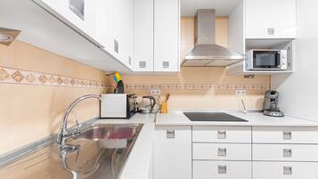 Fridge, microwave, oven, coffee/tea maker