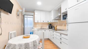 Fridge, microwave, oven, coffee/tea maker