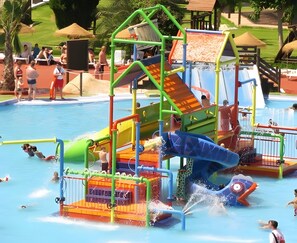 Un parque acuático con diversas toboganes y estructuras de juego.