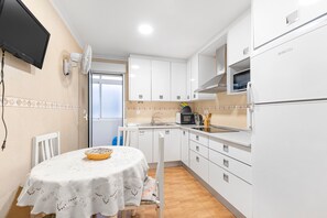 Geladeira, micro-ondas, cooktop, cafeteira/chaleira