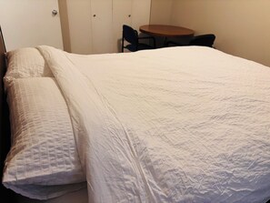 2 soverom, skrivebord, strykejern/-brett og wi-fi (inkludert)