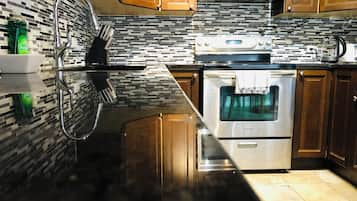 Een koelkast, een microgolfoven, een oven, een kookplaat