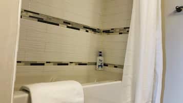 Haartrockner, Handtücher, Seife, Shampoo