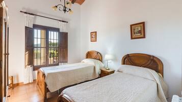 3 dormitorios, tabla de planchar con plancha, wifi gratis y ropa de cama
