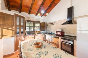 Fridge, microwave, oven, stovetop - Country House 'La Artesa' with Mountain View, Wi-Fi and Air Conditioning (Murcia)