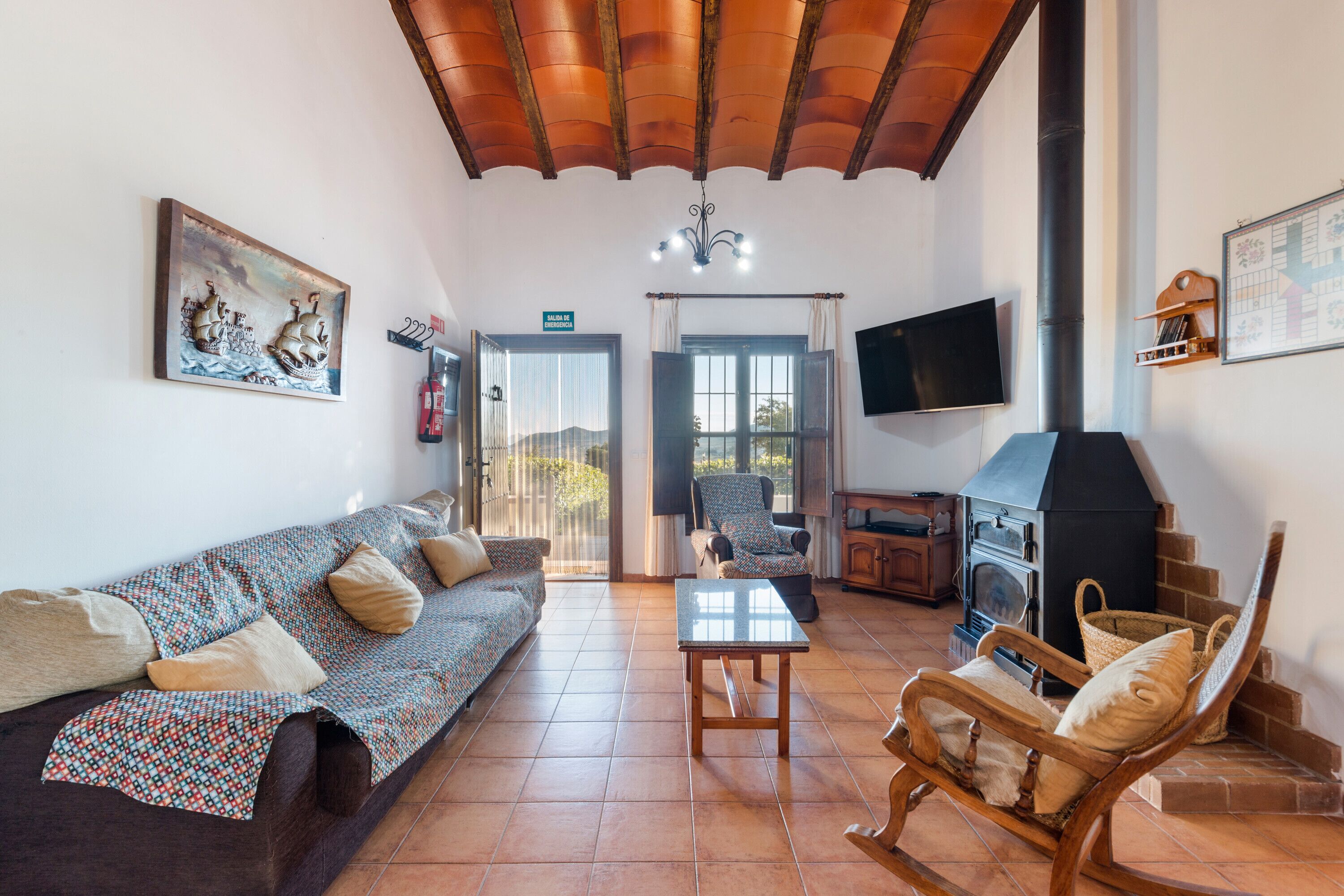 Een televisie, een open haard en een tafeltennistafel