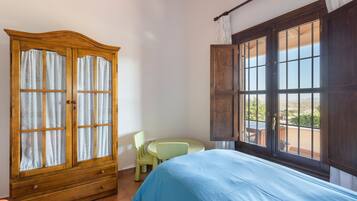 3 makuuhuonetta, silitysrauta/-lauta, ilmainen Wi-Fi, vuodevaatteet