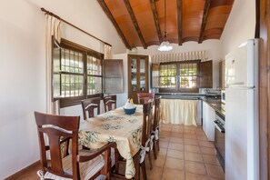 Fridge, microwave, oven, stovetop - Country House 'El Trillo' with Mountain View, Wi-Fi and Air Conditioning (Murcia)