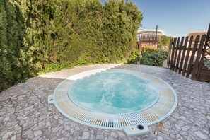 Outdoor spa tub - Country House 'El Trillo' with Mountain View, Wi-Fi and Air Conditioning (Murcia)