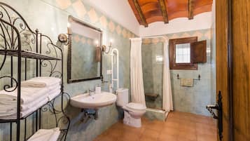 Een douche, een haardroger, handdoeken