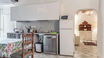 Frigorifero, microonde, forno, lavastoviglie