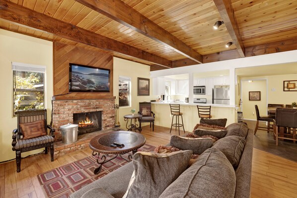 Smart TV, fireplace - Buttercup at Snow Summit - Relaxing Resort Ski Haus Condo (Big Bear Lake)