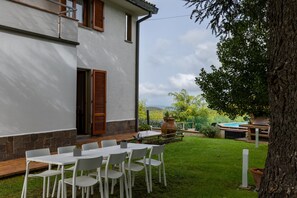 A patio with a table and chairs, a pool, and a barbecue area. - Villa 'Eleonora' with Private Pool, Private Garden and Wi-Fi (San Vivaldo)