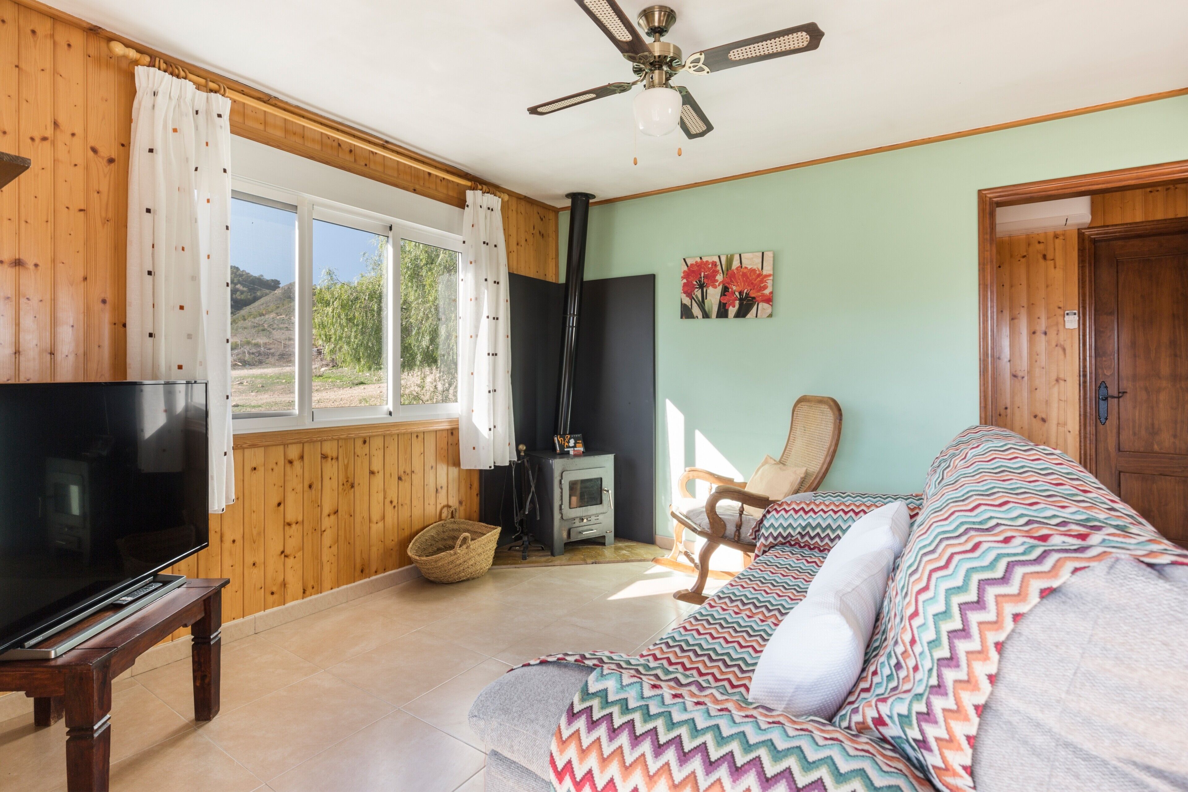 TV, caminetto, tavolo da ping pong