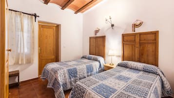 4 slaapkamers, een strijkplank/strijkijzer, gratis wifi, beddengoed