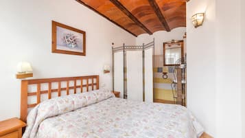 4 bedrooms, iron/ironing board, free WiFi, bed sheets