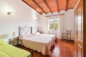 4 bedrooms, iron/ironing board, free WiFi, bed sheets