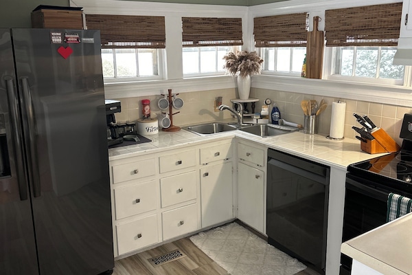 Kylskåp, mikrovågsugn, ugn och spishäll