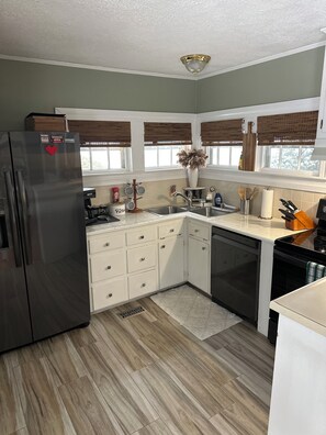 Fridge, microwave, oven, stovetop - Charming 3 br 2 bath house in peaceful Hartwell with AC, WiFi (Hartwell)